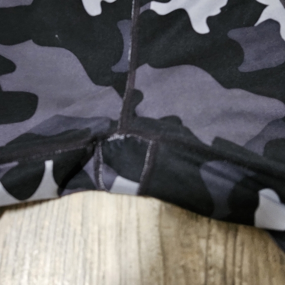Athleta camo printed cropped leggings size medium - Picture 2 of 14